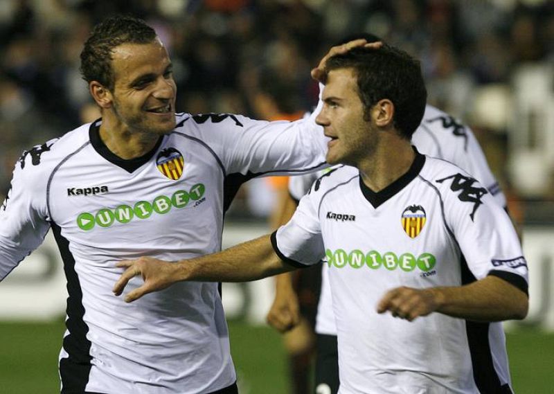 Soldado felicita a Mata por su gol de penalti que abrió la lata.