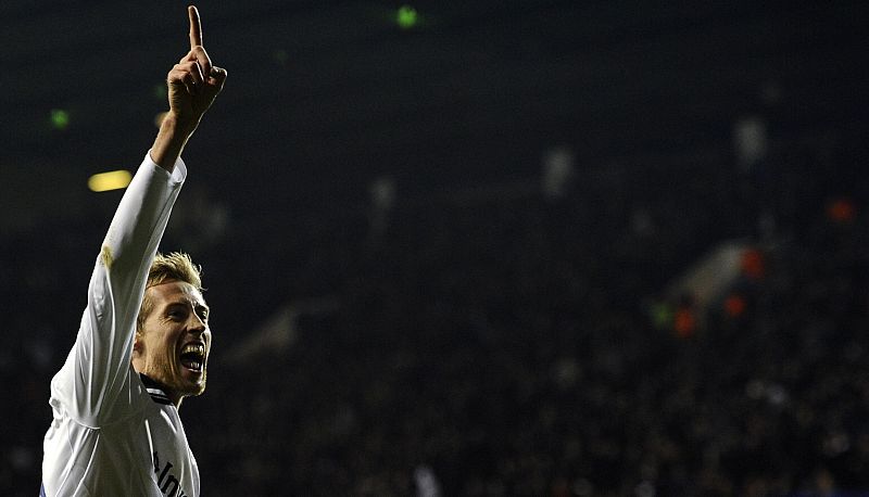 Peter Crouch aseguró la victoria 'Spur'.