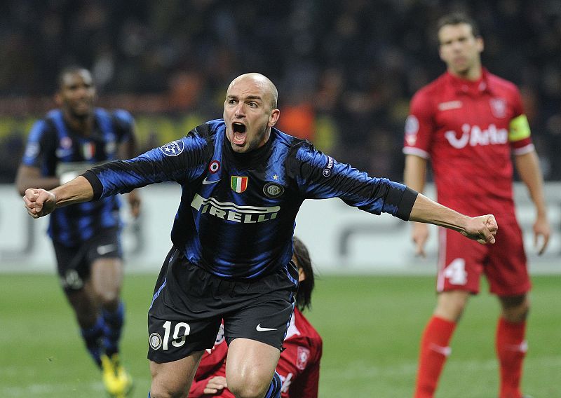 Cambiasso celebra con rabia el importante gol que le dio la victoria a su equipo.
