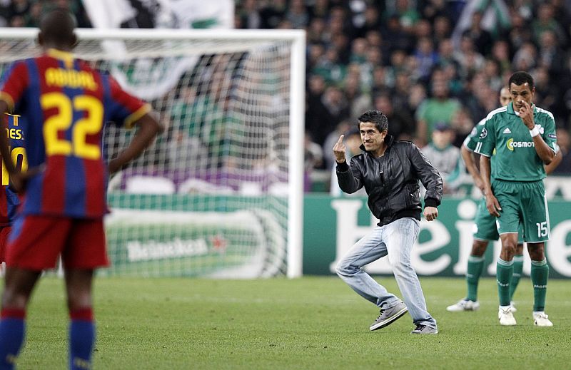 Un espontáneo saltó al césped de Atenas para hacerle este gesto a los jugadores del Barça.