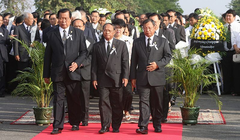 La cúpula política de Camboya acude a la ceremonia homenaje