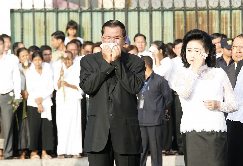 Ni el primer ministro camboyano, Hun Sen (c) ni su esposa Bun Rany (d) han podido evitar las lágrimas durante la despedida