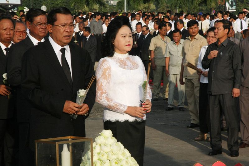 El primer ministro camboyano, Hun Sen (i), y su esposa Bun Rany (d)