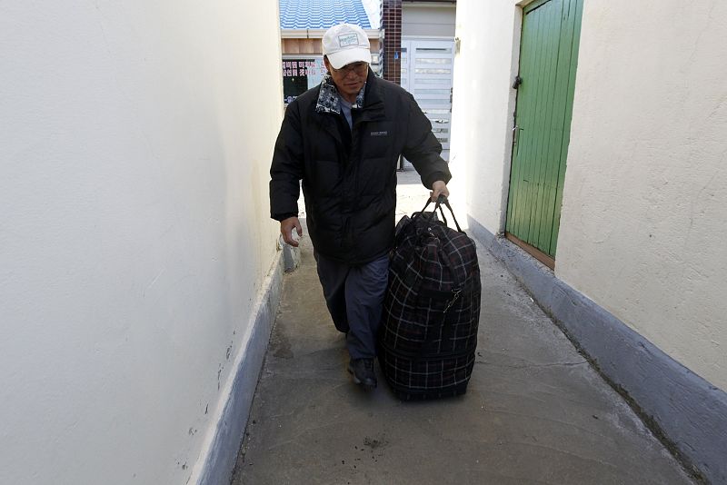 Un habitante sale de su casa para abandonar la isla de Yeongpyeong.
