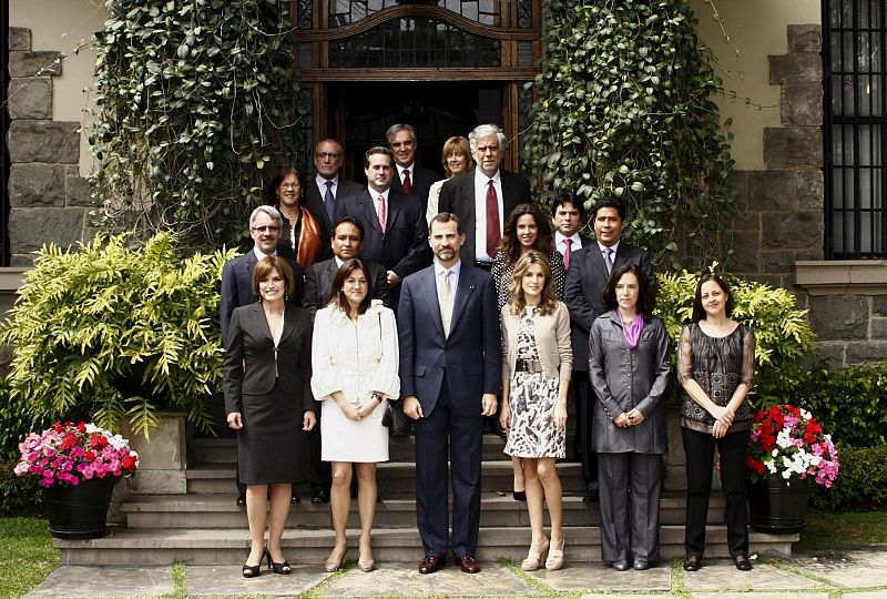 Los Príncipes de Asturias posan para la fotografía oficial con los invitados a la comida en la residencia del embajador de España en Perú.