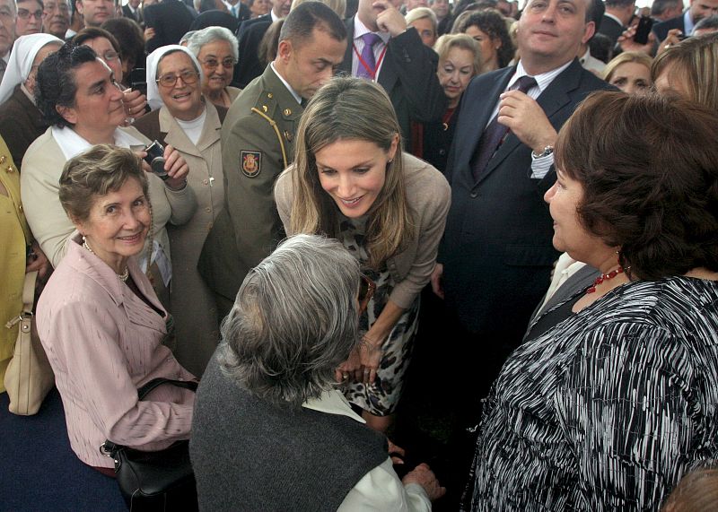 La Princesa de Asturias saluda a los asistentes de la recepción ofrecida en su honor por el Centro Español de Lima.