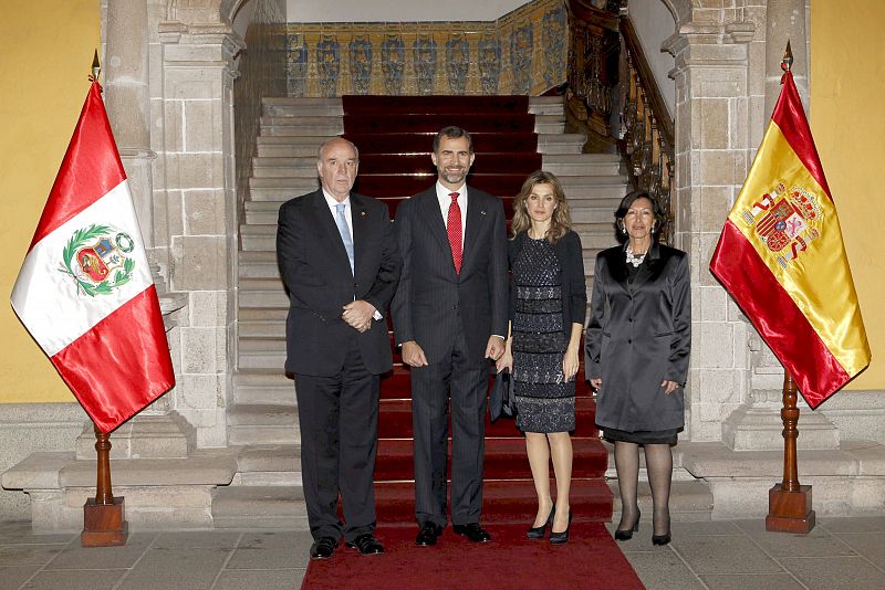 Los Príncipes de Asturias posan junto al ministro de Relaciones Exteriores de Perú, José Antonio García Belaúnde y su esposa en la sede de la Cancillería Peruana.