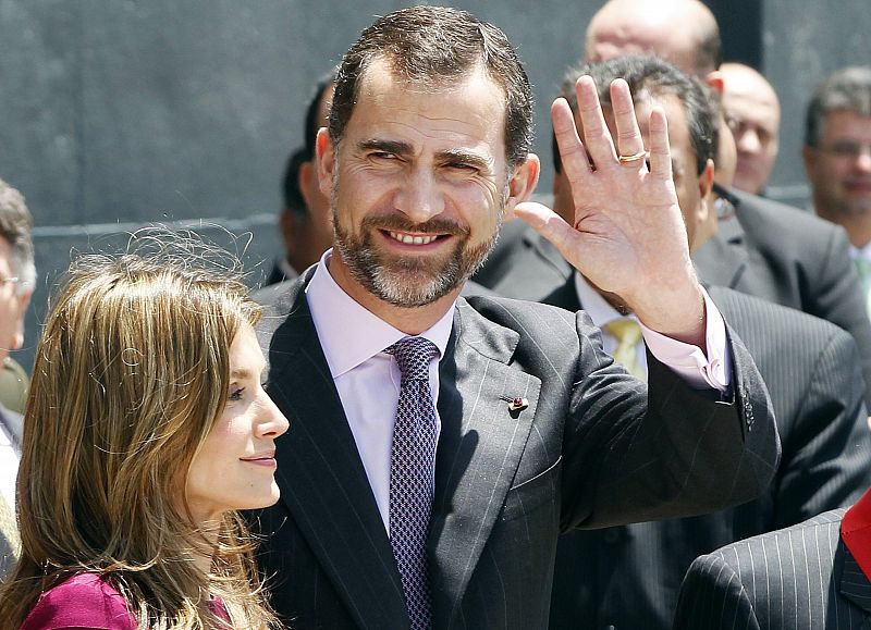 Los Príncipes de Asturias tras su visita al Congreso de Perú en Lima.