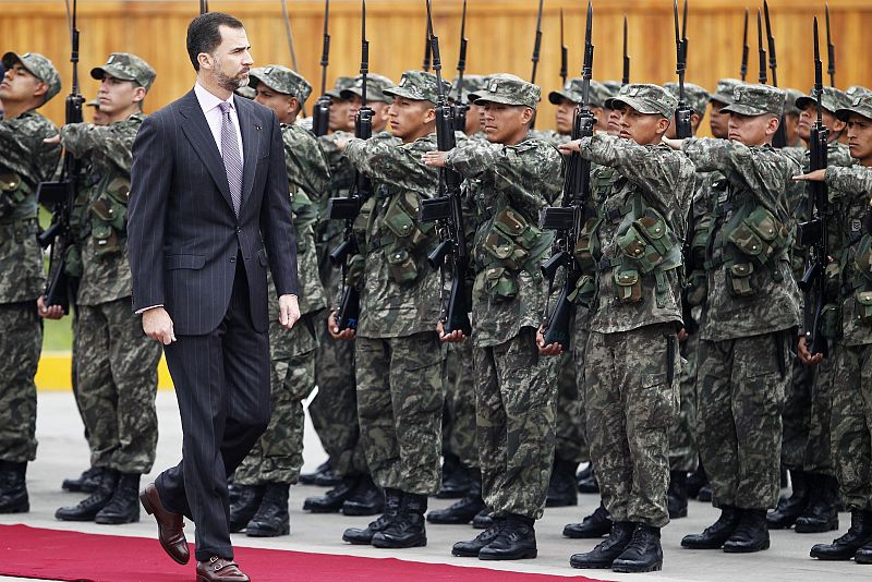 El Príncipe Felipe durante un acto en la Plaza Nacional de Perú, en la capital.