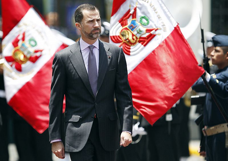 Don Felipe ante la guardia de honor durante su llegada al Congreso de Perú.