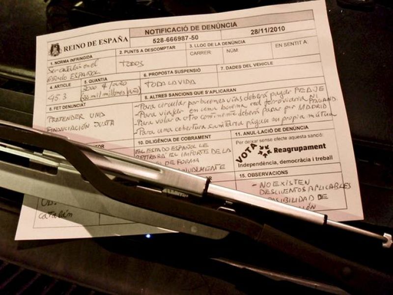 Foto facilitada por el partido independentista Reagrupament que ha iniciado una campaña de reparto de falsas multas en las que el "Reino de España" cobra 3.000 euros a los ciudanos por "ser catalán". 