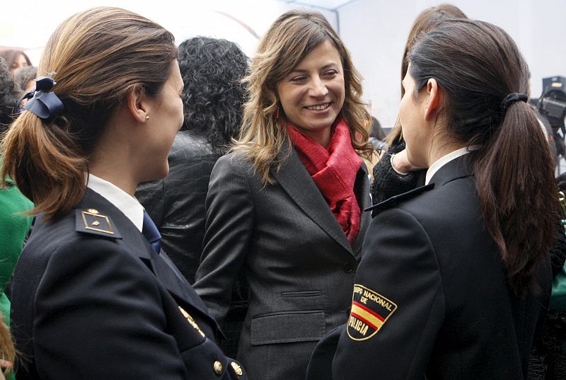 La secretaria de Estado de Igualdad, Bibiana Aído, conversa con dos mujeres de la Policía Nacional, durante el acto de homenaje a las 64 mujeres que han sido asesinadas por sus parejas o ex parejas en lo que va de año.