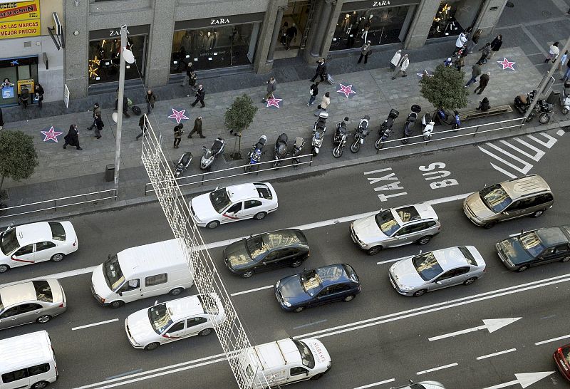 El "Paseo de la Vergüenza" representa con estrellas a lo largo de la Gran Vía de Madrid, 60 casos y testimonios de mujeres víctimas de violencia de género en 28 países.