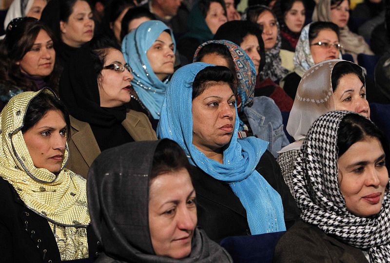 Varias mujeres escuchan al presidente afganos Hamid Karzai durante una conferencia en Kabul sobre la violencia de género.