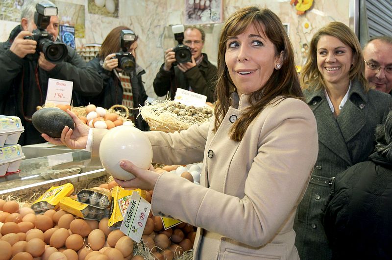 La presidenta del partido popular de Cataluña ( PPC ) y candidata a la presidencia de la Generalitat, Alicia Sánchez-Camacho, acompañada de la secretaria general de los populares nacionales, Maria Dolores de Cospedal (d), durante la visita que han re