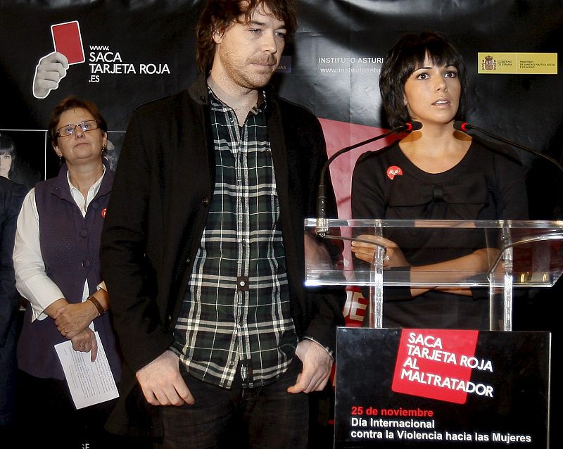 Raquel del Rosario y David Feito, de El Sueño de Morfeo, y la consejera de Presidencia del principado, María José Ramos, durante su participación en el acto institucional con motivo del Día Internacional contra la Violencia hacia la Mujeres.