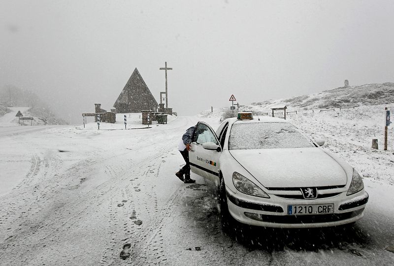 Aspecto que presenta hoy el municipio de Roncesvalles, en Navarra, durante el temporal de nieve que afecta a la comunidad foral.