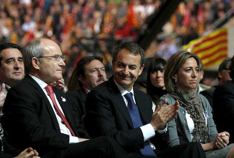 El presidente del Gobierno José Luis Rodríguez Zapatero, aplaude a José Montilla.