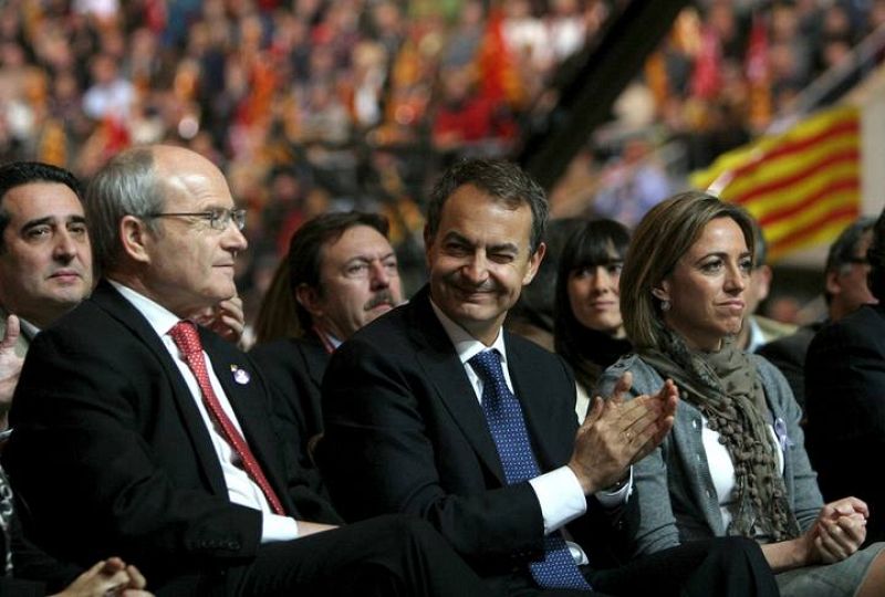 El presidente del Gobierno José Luis Rodríguez Zapatero, aplaude a José Montilla. 