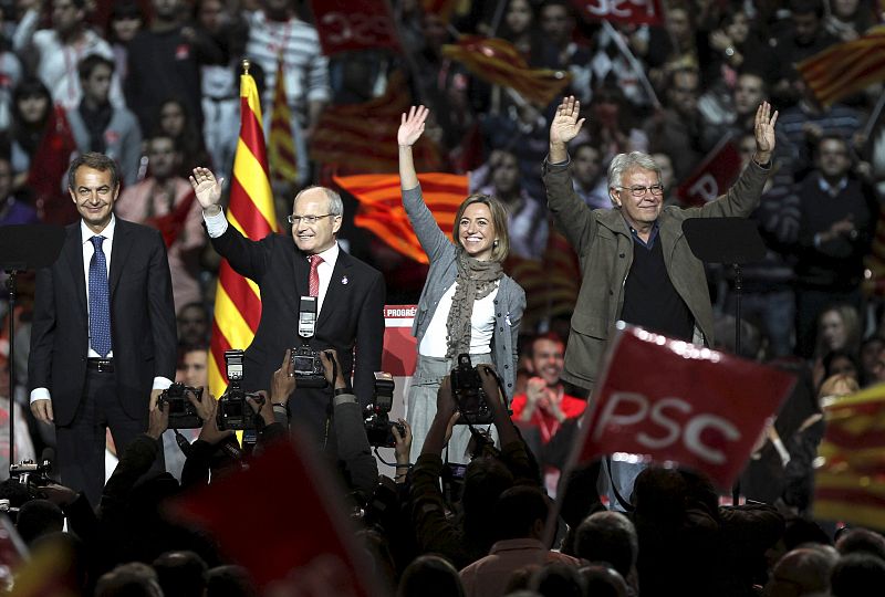 Zapatero, Montilla, Felipe Gónzalez y Chacón saludan en el inicio del mitin central de campaña celebrado esta noche en el Palau Sant Jordi de Barcelona.
