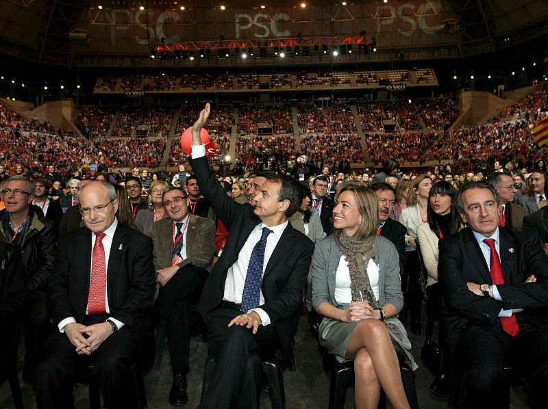 El presidente del Gobierno José Luis Rodríguez Zapatero, saluda durante la intervención de Felipe González.