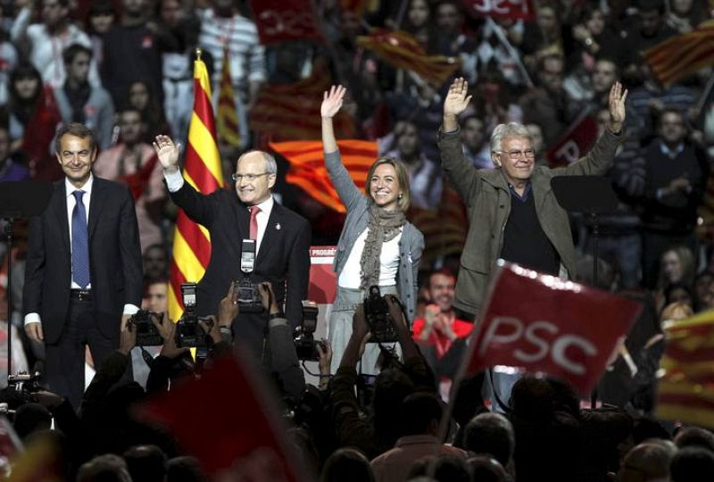Zapatero, Montilla, Felipe Gónzalez y Chacón saludan en el inicio del mitin central de campaña celebrado esta noche en el Palau Sant Jordi de Barcelona. 