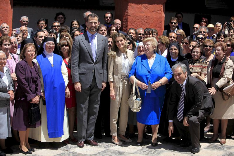 Los príncipes de Asturias se fotografían con ciudadanos españoles que residen en la región de Arequipa, en su visita al Monasterio de Santa Catalina, en la que España hizo aportaciones para restaurar parte del edificio donde muchas de sus zonas recue