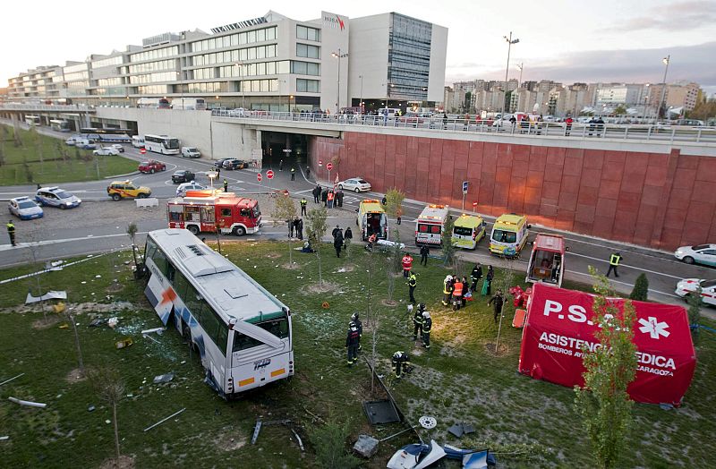 Los bomberos han asegurado que el mayor impacto lo ha sufrido la parte delantera del vehículo.