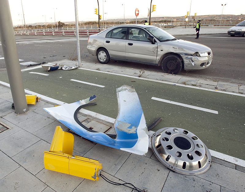 Piezas del autobús de trabajadores de General Motors que ha sufrido un accidente esta mañana cuando regresaba a Zaragoza desde la planta que la multinacional automovilística posee en Figueruelas.