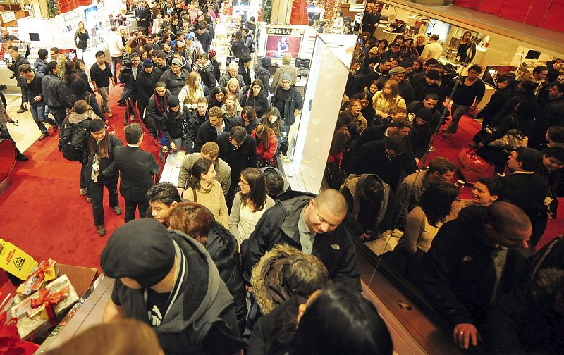 Una multitud de compradores visitan el centro comercial de Macy's desde las 4 de la madrugada en Nueva York para buscar as mejores rebajas en la frenética jornada de compras conocida como el "Black Friday" ("Viernes Negro").