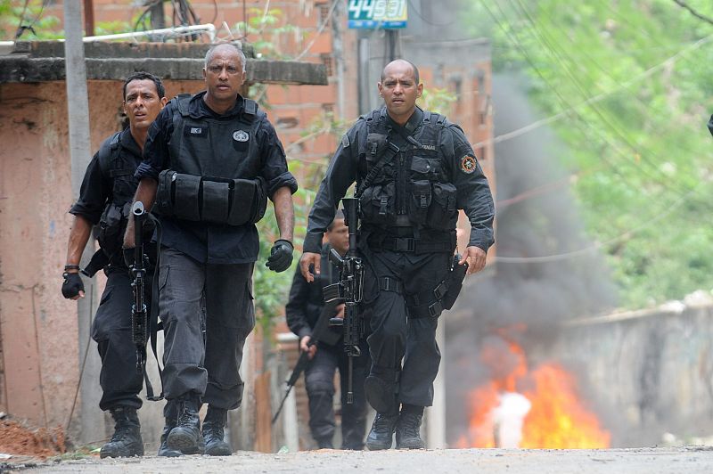 Miembros de la polícia del Batallón de Operaciones Especiales participan en un operativo en la favela Vila Cruzeiro de Río de Janeiro,