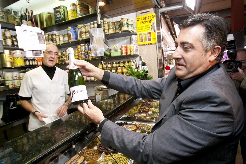 JOAN PUIGCERCÓS VISITA ZONA COMERCIAL EN EL BARRIO DE SANTS