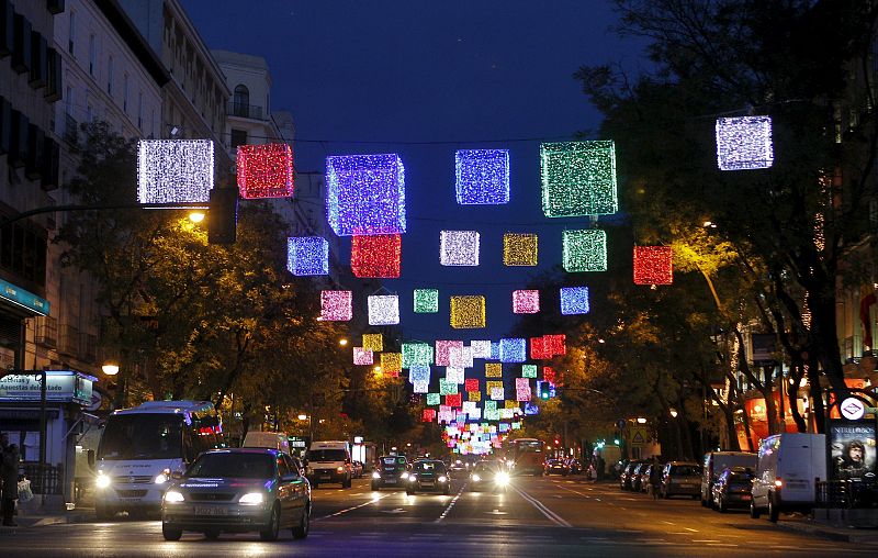 Vista de la calle Goya de Madrid que luce un alumbrado navideño con un diseño formado por cubos de colores fabricados en LED (diodo emisor de luz), obra de la diseñadora Purificación García.