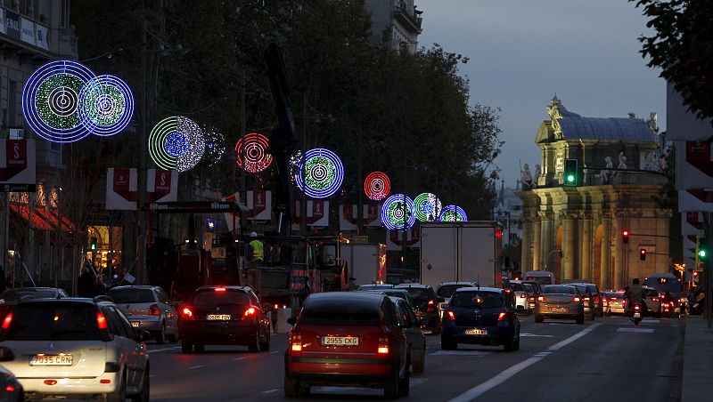 Vista de la calle Serrano de Madrid en una jornada en la que la ciudad de Madrid ya anuncia la Navidad con el encendido de la iluminación navideña.