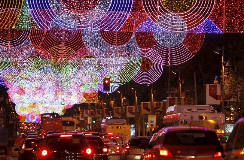 Vista de la calle Serrano de Madrid que luce un alumbrado navideño con un diseño formado por círculos, de estilo pop, ideado por la arquitecta Teresa Sapey. 