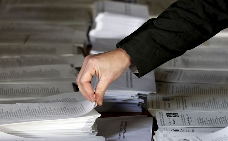 Una persona elige su papeleta en un colegio electoral de Barcelona.