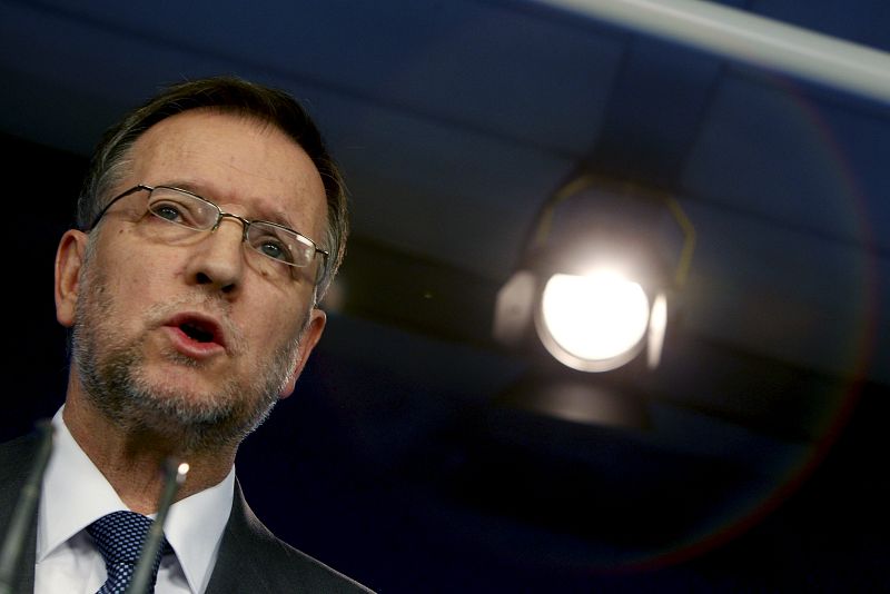 El secretario de Organización del PSOE, Marcelino Iglesias, durante la rueda de prensa que ha ofrecido esta tarde en la sede de esta formación en Madrid, para valorar el desarrollo de la jornada electoral en Cataluña.