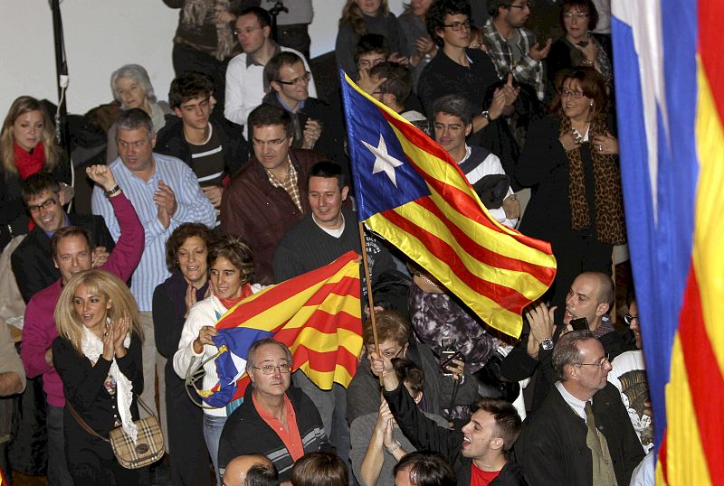 Los seguidores y militantes de la formación Solidaritat Catalana per la Independencia, liderado por Joan Laporta, celebran los resultados obtenidos en las elecciones catalanas celebradas este domingo.