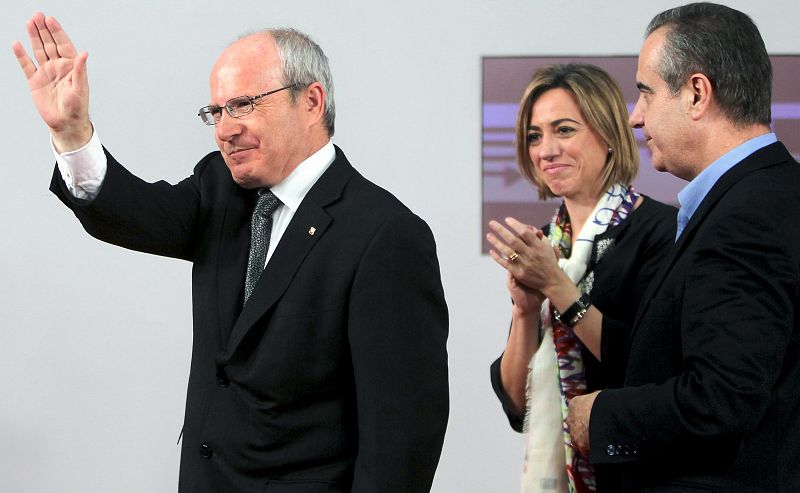El candidato del PSC a las elecciones autonómicas catalanas, José Montilla, acompañado de Celestino Corbacho y Carme Chacón, tras la comparecencia esta noche en la sede del partido, en la que ha anunciado que no volverá a ser secretario general del P