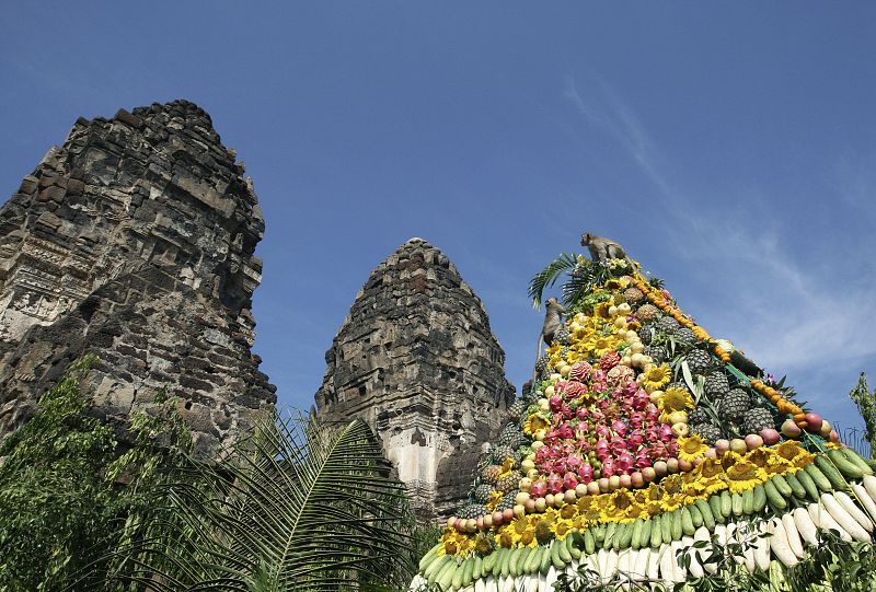 La pirámide de frutas y verduras -cuatro toneladas- tenía un tamaño similar a las torres del templo budista de Prang Sam Yot donde se celebró el Festival