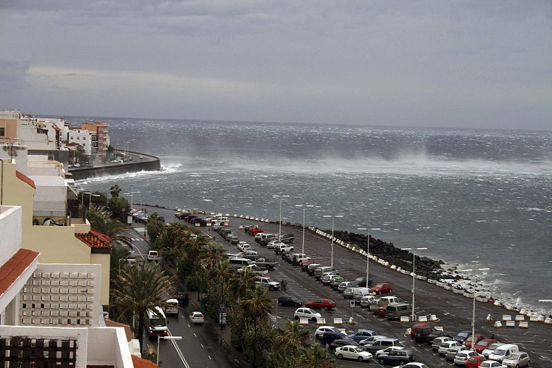 Fuerte oleaje que afecta al litoral de Santa Cruz de La Palma debido al viento en la zona este de la isla.