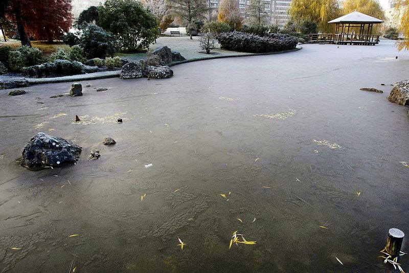 Imagen de uno de los estanques de un parque de Pamplona completamente helado debido a las bajas temperaturas registradas en la ciudad.