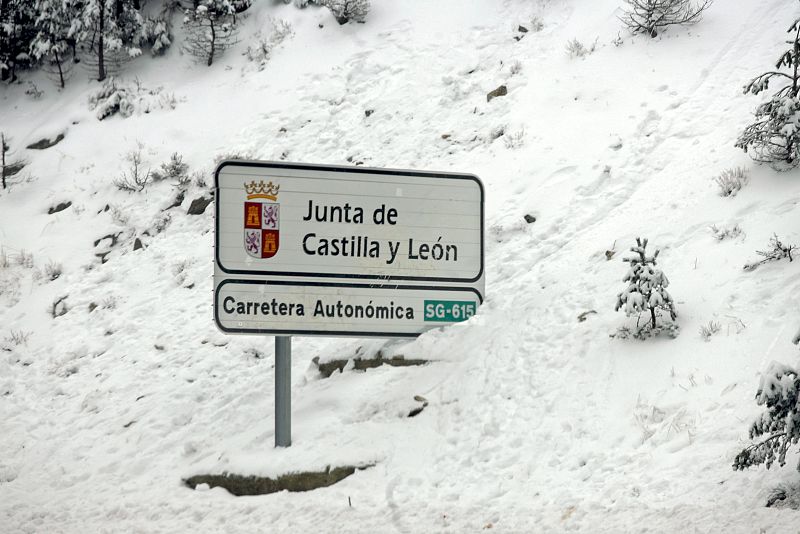 En la imagen, señalización vial semicubierta por la nieve en la carretera autonómica SG-615.