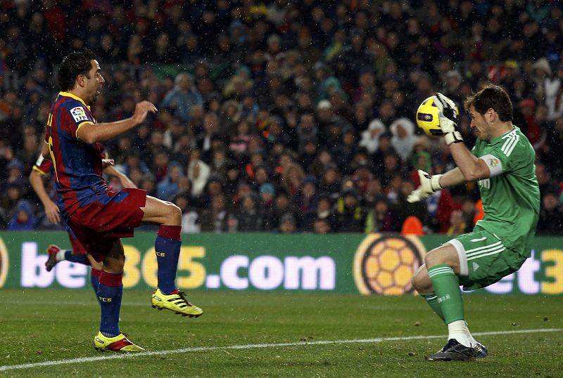 A los 10 minutos, Xavi adelantó a su equipo al batir a Casillas con una vaselina.