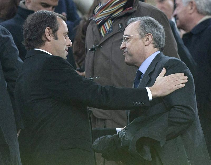 Florentino y Rosell se saludan al inicio del partido en el palco