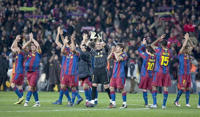 Los jugadores del Barça celebraron en el centro del campo ante su afición un resultado histórico