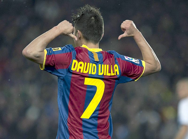 Villa se señala el dorsal al anotar su segundo gol, el cuarto del Barça