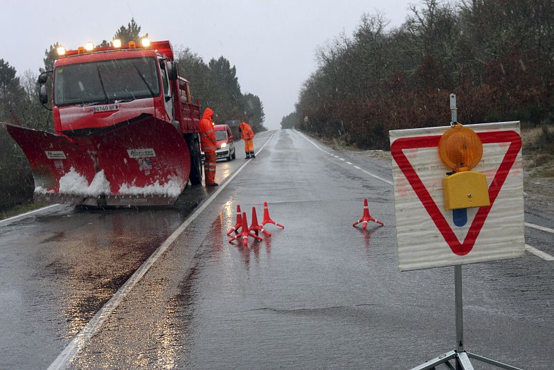 La carretera Cl-526, que une la comarca salmantina de Ciudad Rodrigo con el Norte de Cáceres, permanece cortada debido al hielo y la nieve. En la imagen una máquina quitanieve trabaja en la CL-526 a la altura del término municipal de Peñaparda.