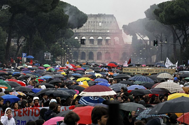 Ni la lluvia ni el frío que azotan el continente europeo han disuadido a los estudiantes italianos a manifestarse contra la reforma universitaria.