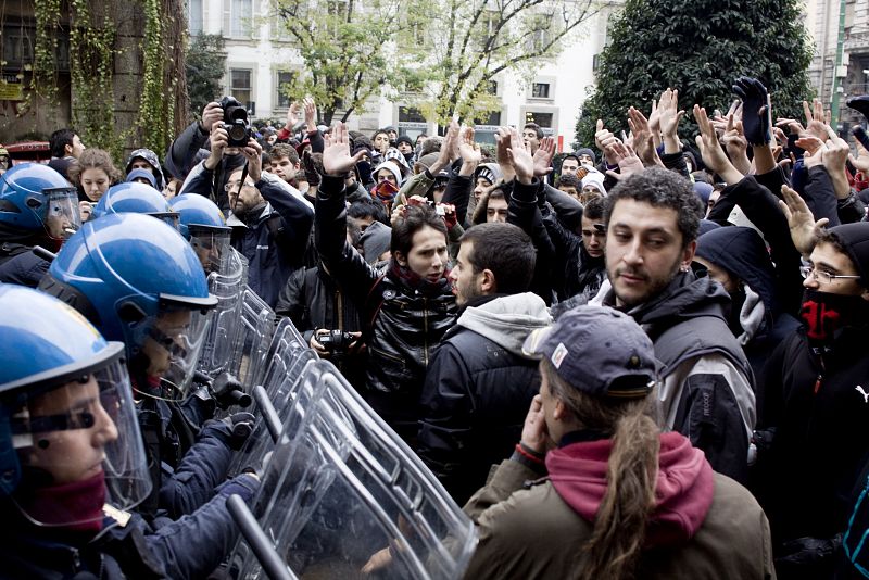 La Policía trata de controlar a los estudiantes italianos, que han vuelto a salir a la calle para protestar contra los recortes educativos.